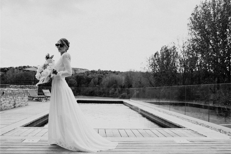 Photo en noir et blanc d'une future mariée portant le déshabillé La Régente, au domaine Walbaum