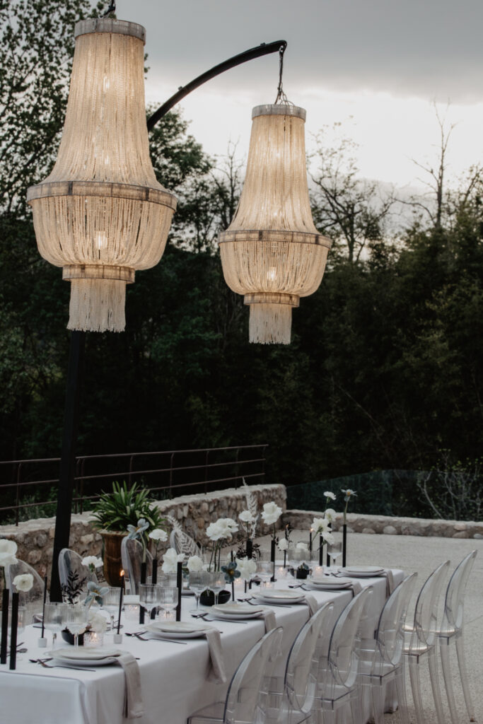Photo d'une table dressée pour un mariage en extérieur au domaine Walbaum