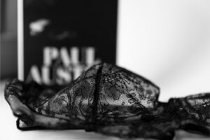 Détail sur le bonnet d'un soutien-gorge en dentelle noir.