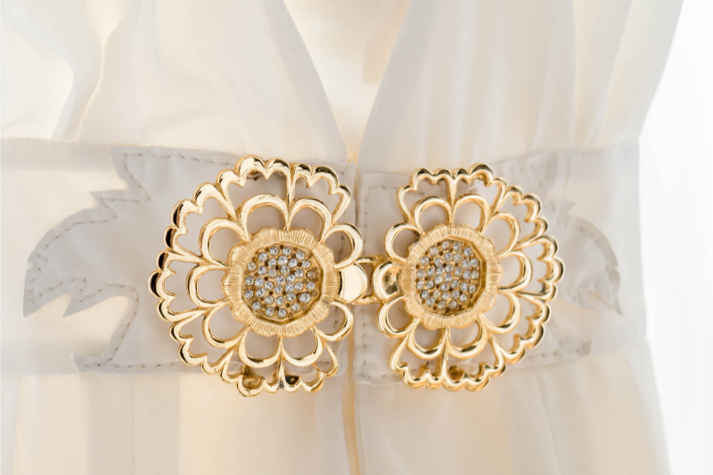 Détail de la boucle or de ceinture en cuir du déshabillé La Régente